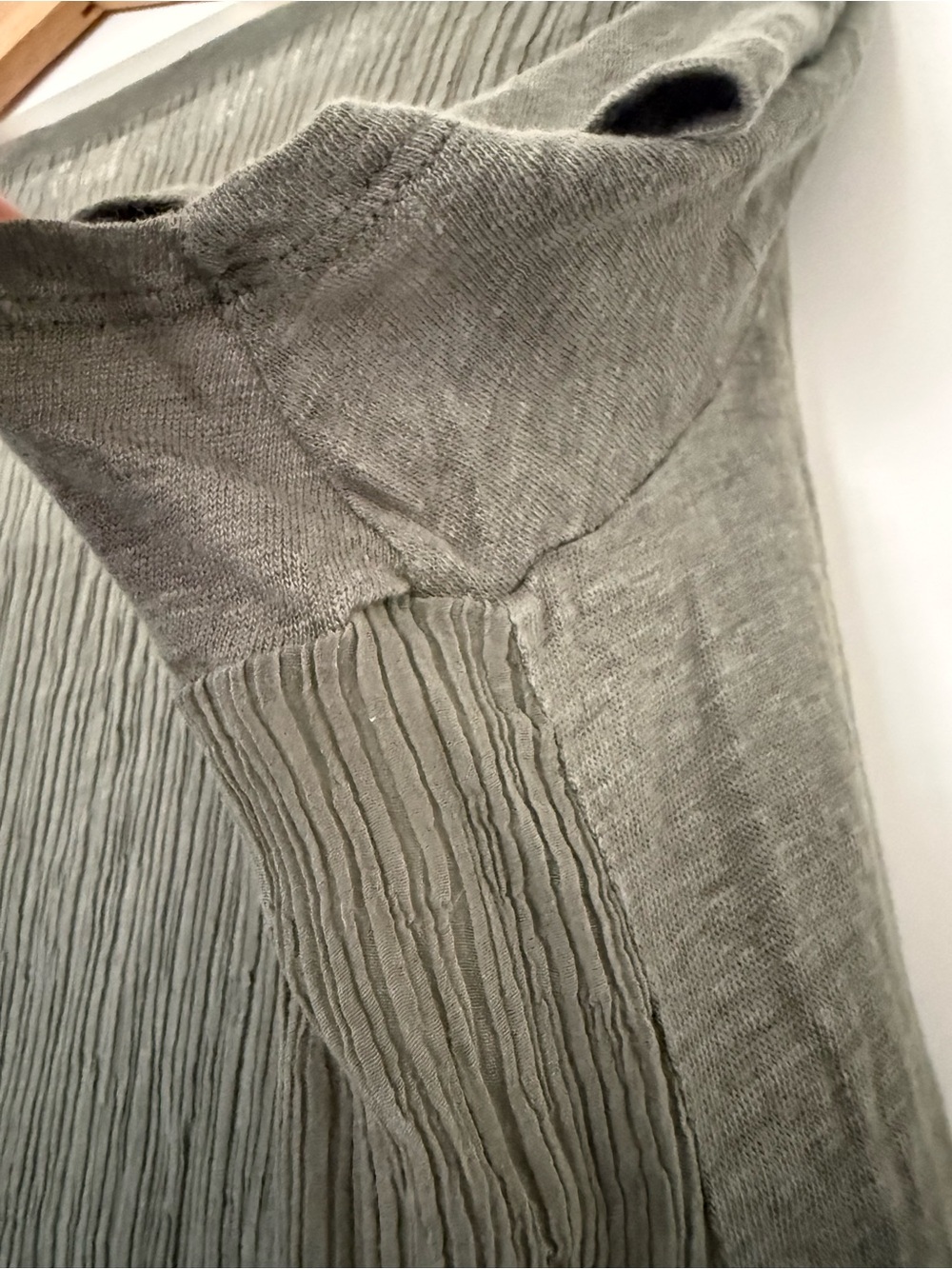 Majestic Filatures Linen & Silk Blend Pleated Back T-Shirt Sage Green size 3 M/L - Picture 8 of 10